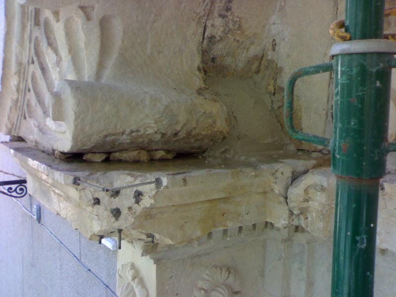 Detalle de restauración y consolidación de cornisa 